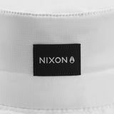 Nixon Brando Bucket White. Foto de detalhe do logo.