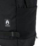 Nixon Landlock IV Backpack Black. Foto de detalhe da bolsa lateral.
