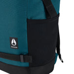 Nixon Landlock IV Backpack Oceanic. Foto de detalhe da bolsa lateral. 