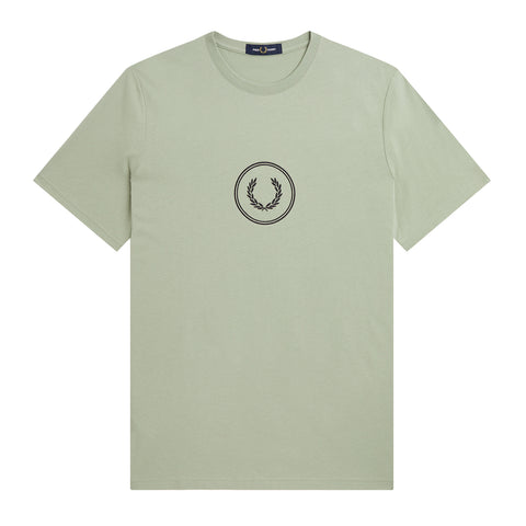 Fred Perry Circle Branding T-Shirt Seagrass. Foto da parte da frente.