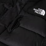 The North Face Black Box Himalayan Parka TNF Black. Foto em detalhe de bolso no frente do casaco..