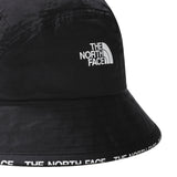 The North Face Cypress Bucket TNF Black. Foto de detalhe do logotipo.