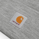 Carhartt WIP Acrylic Watch Hat em Grey Heather. Foto de detalhe do logo na frente.