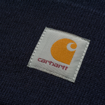 Carhartt WIP Acrylic Watch Hat em Dark Navy. Foto de detalhe do logotipo na frente.