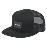 Nixon Team Trucker Hat Black. Foto de frente a 3/4.