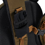 Nixon Gamma Backpack Repreve Dark Olive. Foto de detalhe do bolso na alça.
