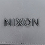 Nixon Delta FF Hat em Silver. Foto de detalhe do logotipo.