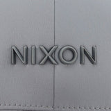 Nixon Delta FF Hat em Silver. Foto de detalhe do logotipo.