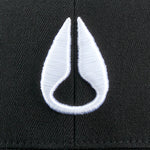 Nixon Deep Down Snapback Hat Black/White. Foto de detalhe do bordado na frente.