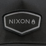 Nixon Watts Snapback Black/Black. Foto de detalhe do logotipo da frente.