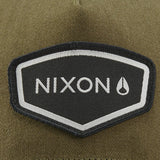 Nixon Watts Snapback Dark Olive. Foto de detalhe do logotipo na frente.