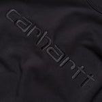 Sweat de homem Carhartt em preto com logo bordado a preto. Foto detalhe do bordado.