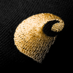 Carhartt WIP Chase Neck Zip Sweat em preto com detalhes em dourado. Foto de detalhe do logotipo.