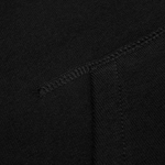 Carhartt WIP Hooded Chase Sweat em preto com detalhes em dourado. Foto de detalhe da costura do bolso da frente.