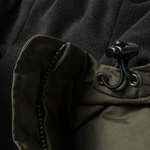 Carhartt WIP Hooded Sail Jacket em Cypress com logo bordado no peito em preto. Foto de detalhe do ajuste do capuz.
