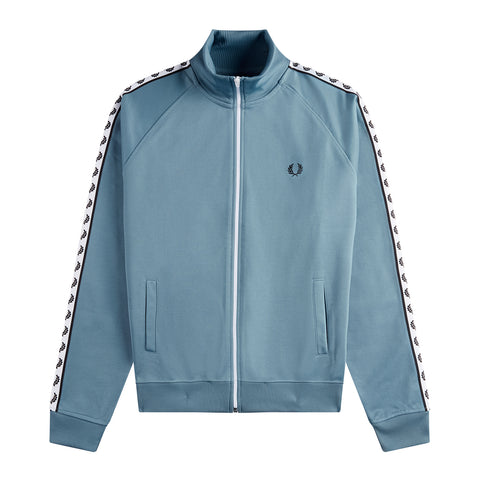 Fred Perry Taped Track Jacket Ash Blue. Foto de frente.