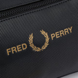 Fred Perry Pique Textured PU Wash Bag Black. Foto de detalhe do logotipo.