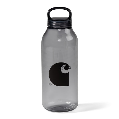 Carhartt WIP Logo Water Bottle Smoke. Foto de detalhe do C logo.