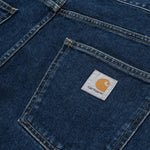 Carhartt WIP Newel Pant em azul com lavagem Stone Washed. Foto de detalhe do bolso de trás.