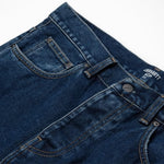 Carhartt WIP Newel Pant em azul com lavagem Stone Washed. Foto de detalhe da parte superior frontal da calça.