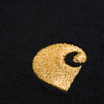 Carhartt WIP Chase T-Shirt em preto com logo bordado a dourado. Foto detalhe do logotipo bordado.