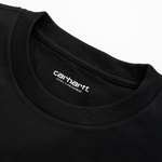 Carhartt WIP Chase T-Shirt em preto com logo bordado a dourado. Foto de detalhe do colarinho.