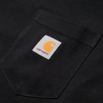 Carhartt WIP Pocket T-Shirt Black. Foto de detalhe do bolso.