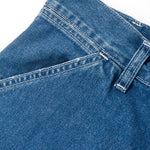 Carhartt WIP Simple Pant Blue Stone Washed. Foto de detalhe do bolso da frente.