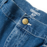 Carhartt WIP Simple Pant Blue Stone Washed. Foto de detalhe do botão e cinta.