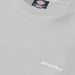 Dickies Loretto T-Shirt Grey. Foto de detalhe do colarinho e do bordado no peito.