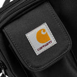 Carhartt WIP Essentials Bag, Small Black. Foto de detalhe do logotipo.